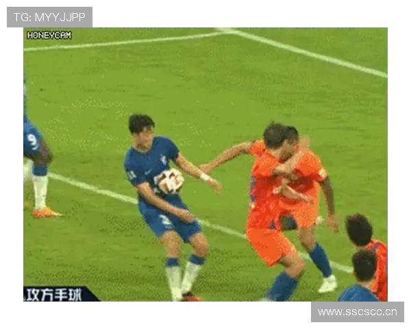 抱人算犯规吗？足球规则中哪些拉拽动作会被判罚